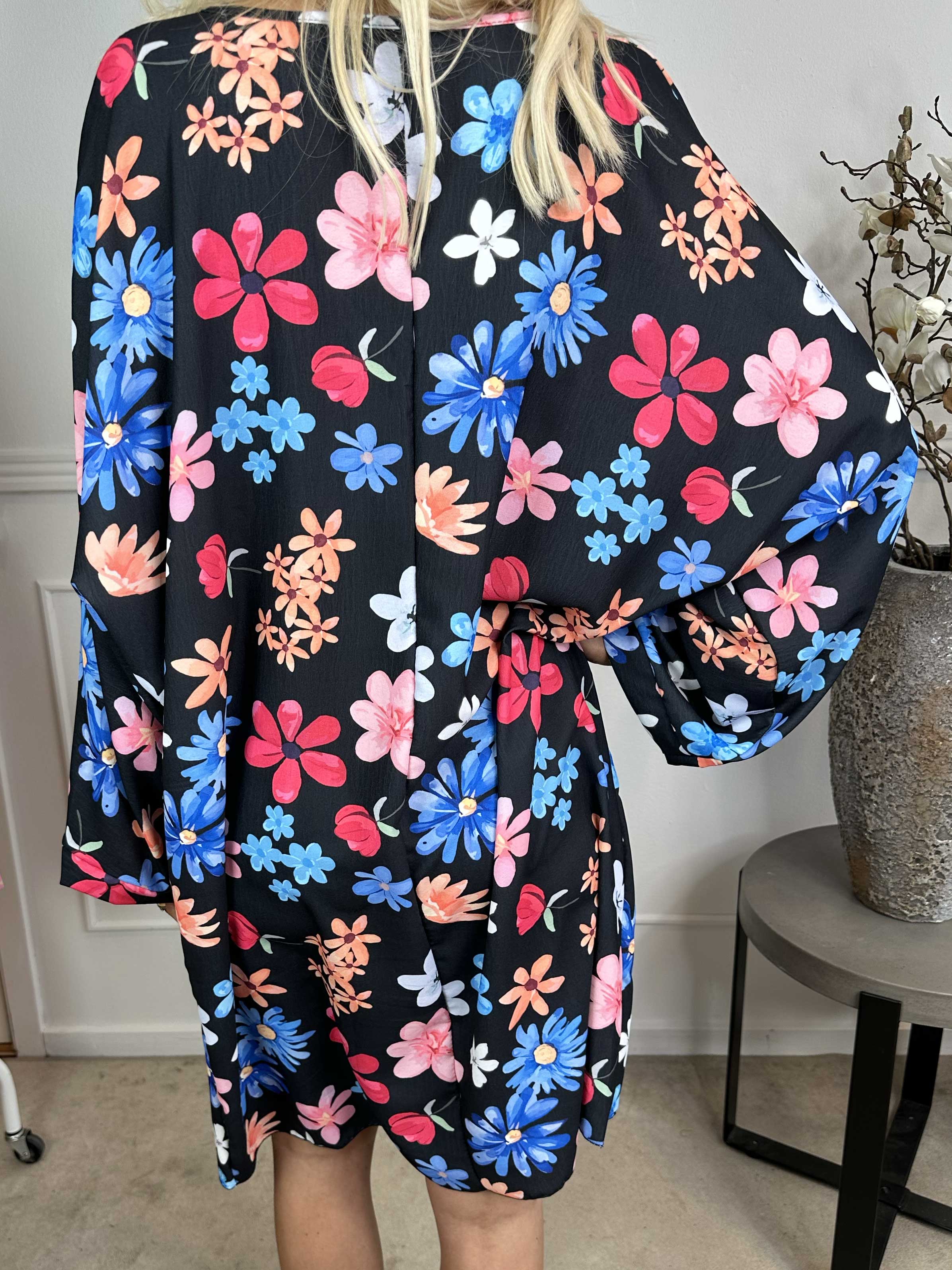 Sabina - Kjole i løs pasform med blomsterprint